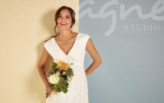 Svatebni-tehotenske-saty-kratke-bile-smetanove-krajkove-NLDI-S7-Nicola-Lace-Dress-Short-Ivory